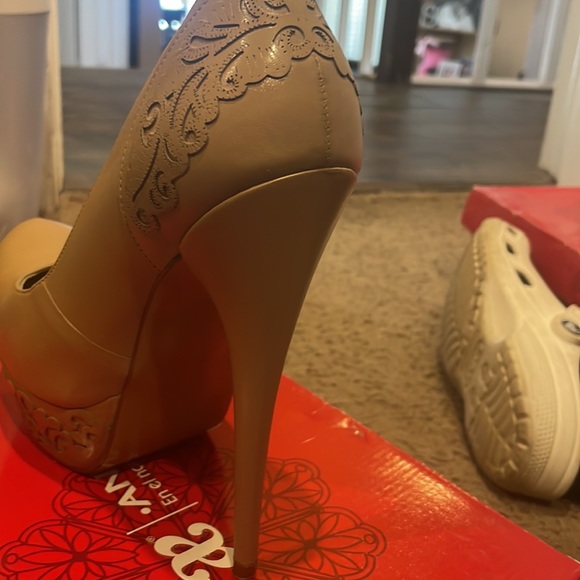 Tan Andrea heels - Picture 3 of 3